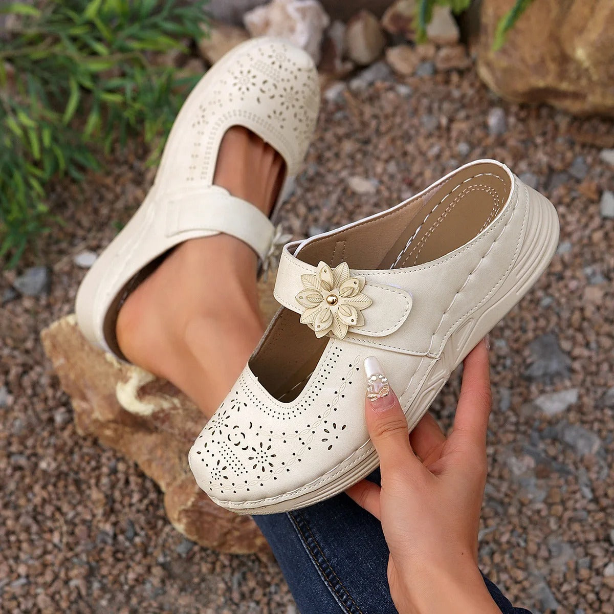 Sandales orthopédiques blanches ouverture large – Faciles à enfiler et parfaites pour l’été | Careshoes